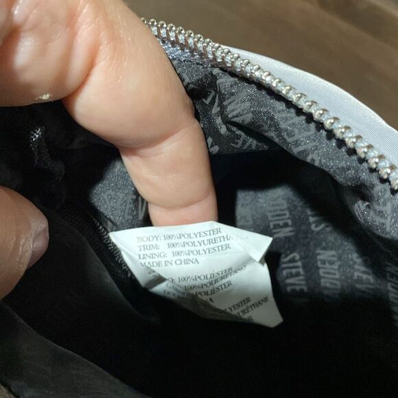 Steve Madden Gray Puffer Wallet Wristlet - Picture 7 of 7